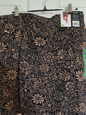 Jones New York Black and Tan Floral Pocket Skort